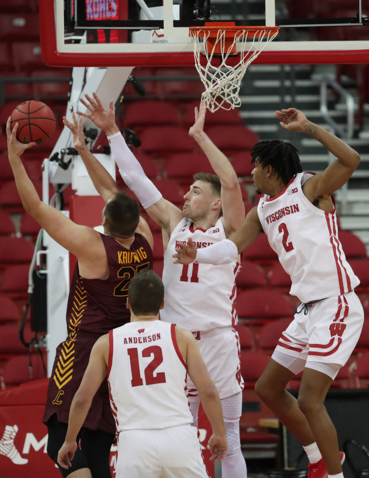 UW 77, Loyola Chicago 63